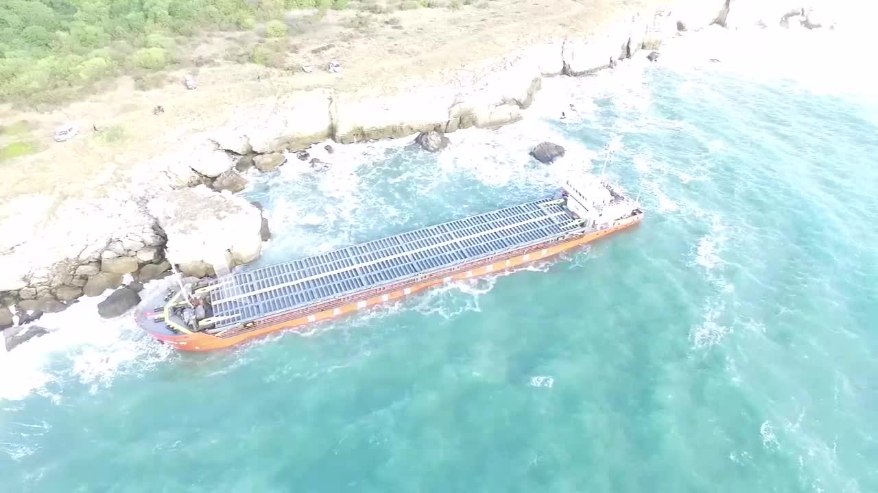 Показаха кадри от дрон на заседналия край Камен бряг кораб