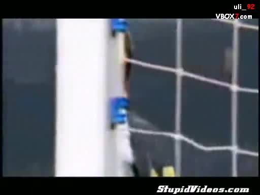 Гола фенка вкарва гол по време на мач ... :) 
