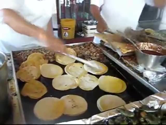 Факир в ръцете приготвя ястието "тако"