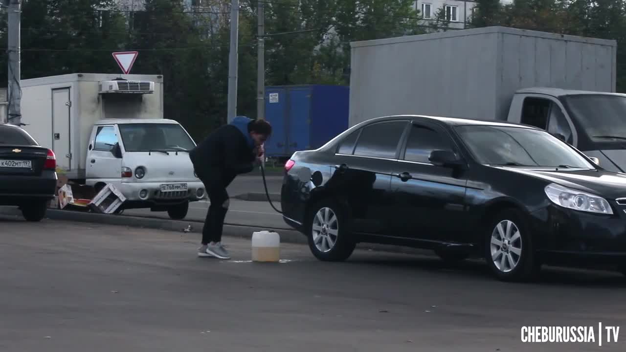 Кражба на бензин от автомобили - Шега