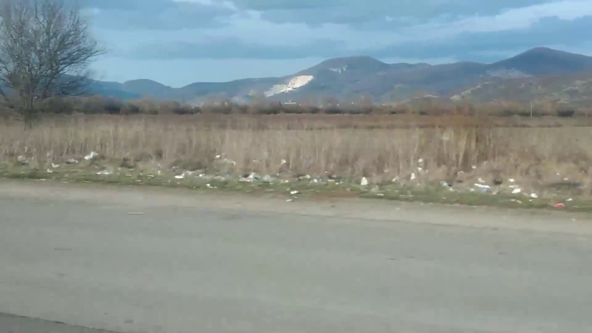 Отпадъци до пътното платно