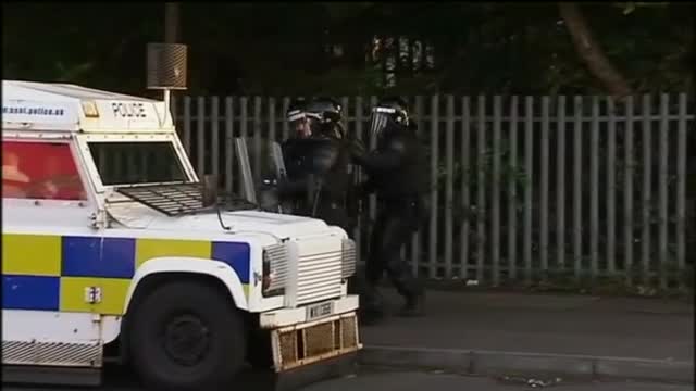 Осем полицаи бяха ранени по време на марш в Белфаст