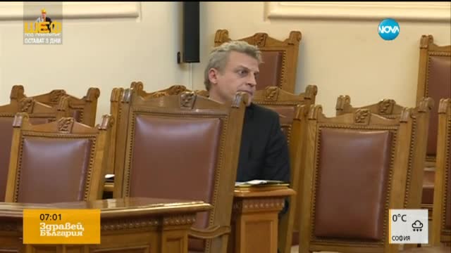 Опозицията "разпъва" в парламента Петър Москов за ваксините