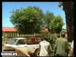Дърво Пада Върху Кола - Смях