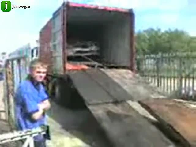 Такива Идиоти Няма в Цялата Вселена 