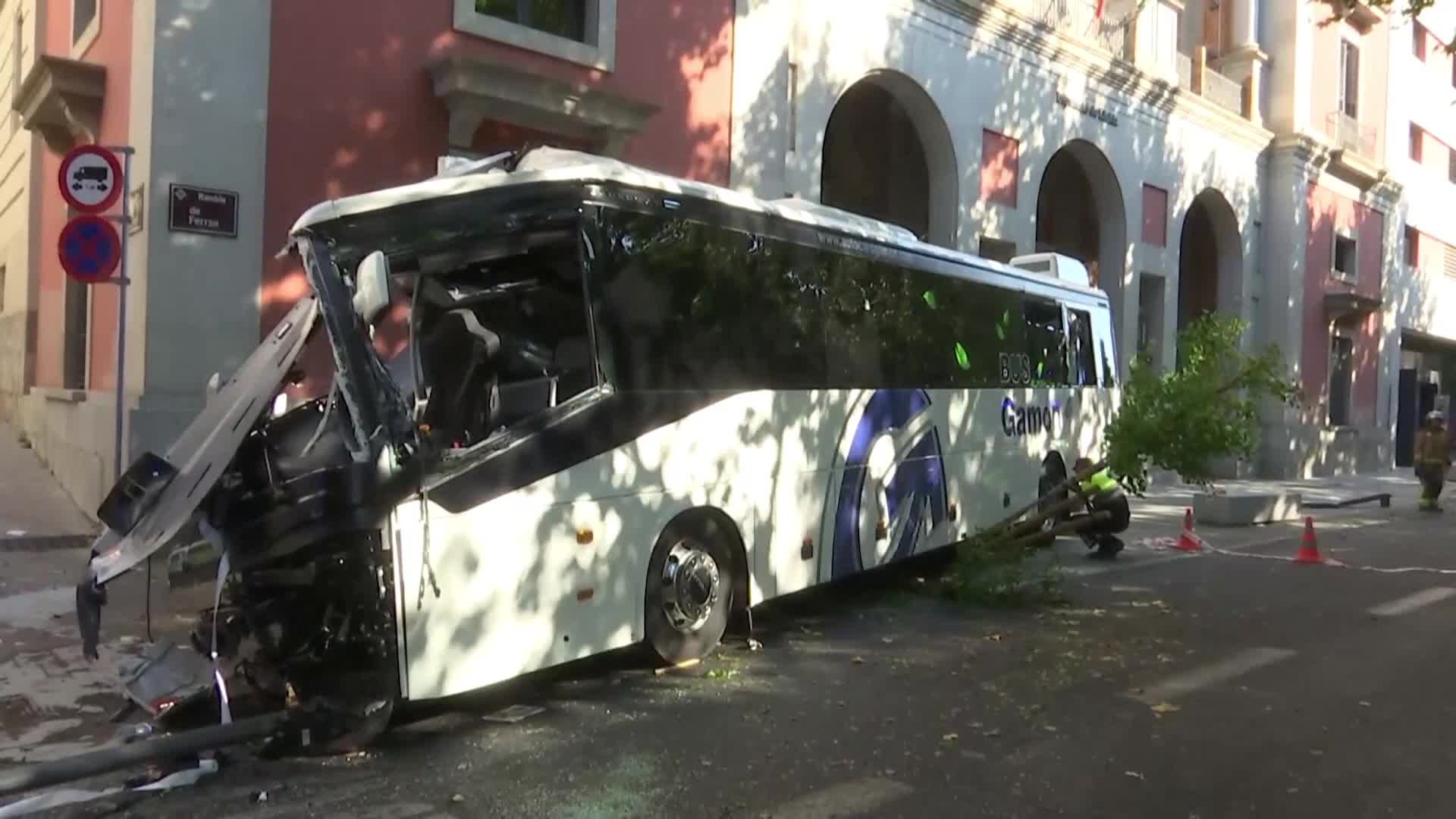 Автобус се вряза в сграда в испанския град Лейда, 44 души са ранени