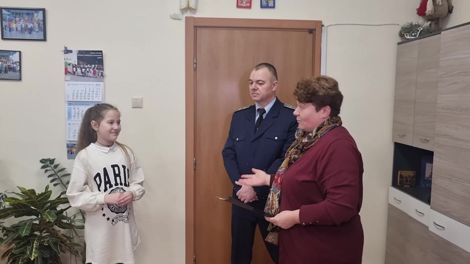 Полицията награди 10-годишната каратистка, задържала пиян шофьор в Бургас