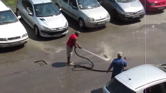 Пародия на миене на улици в София