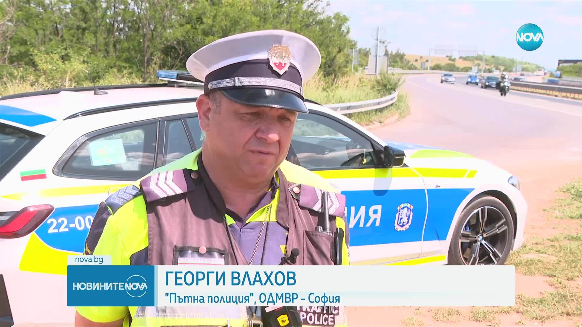 Полицаи смениха гума на аварирал автомобил на автомагистрала „Тракия“