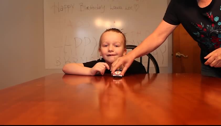 На дете му вадят зъб по смешен начин (wind up toy car pulls out tooth)