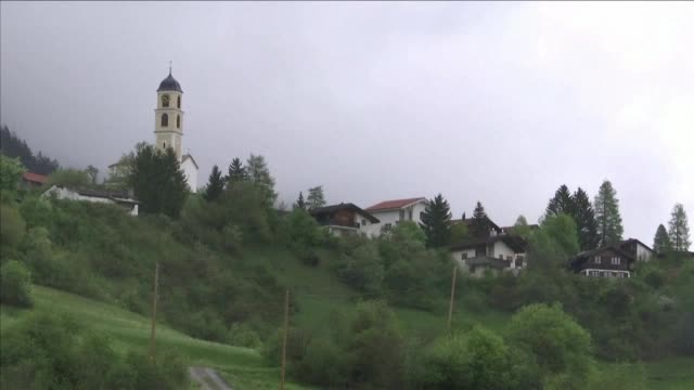 Евакуират швейцарско село заради опасност от срутище