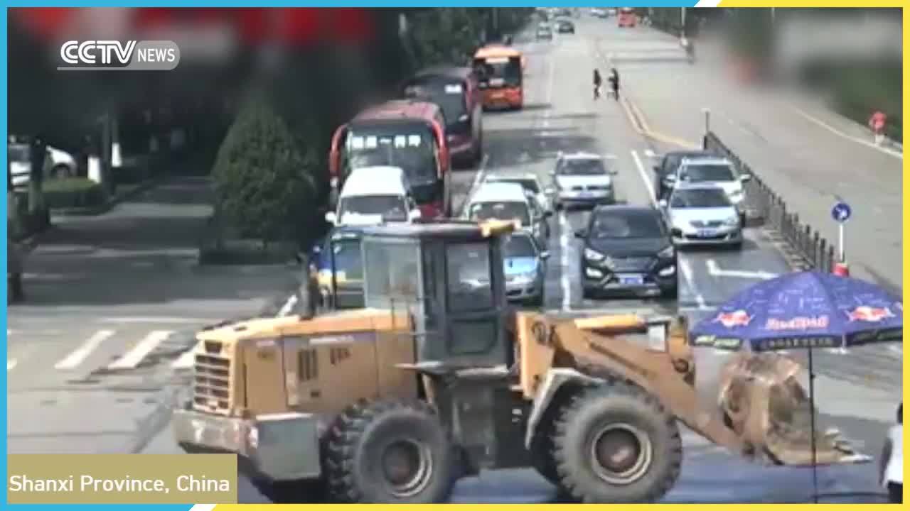 Психопати с танк и багер помляха градче!
