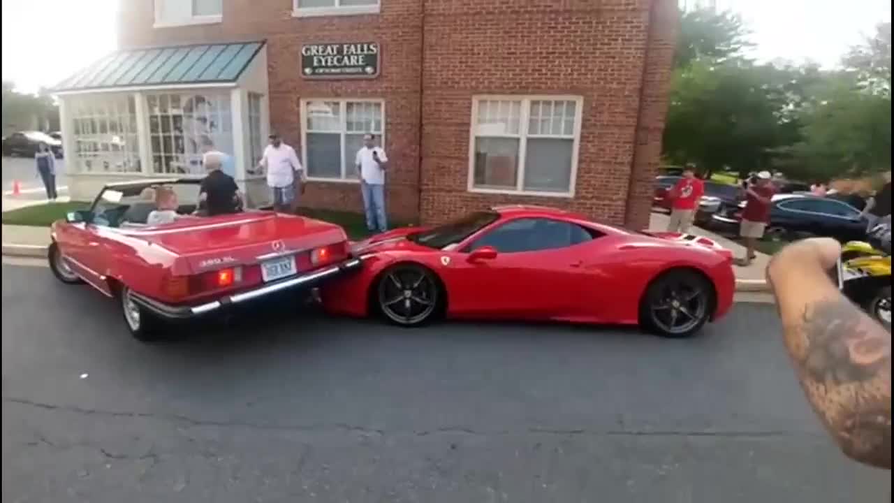 Жена паркира върху капака на Ferrari .