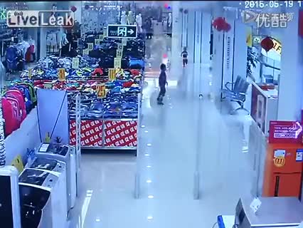 Никога не оставяйте децата си без надзор в търговски център