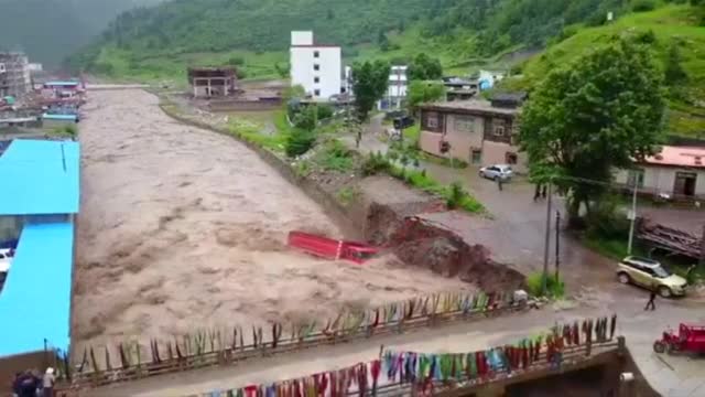 Сграда рухва заради проливните дъждове в Тибет