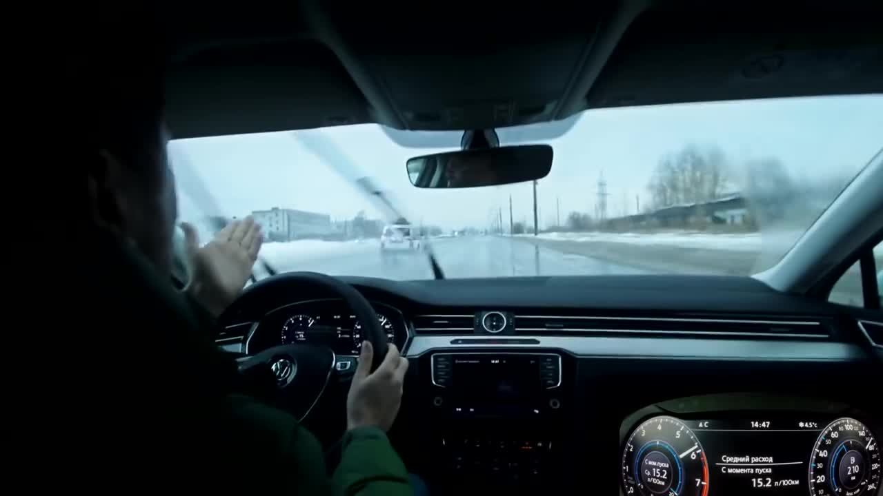 Откачена " Лада Нива " скри топката в гонка на " Vw Passat "b8