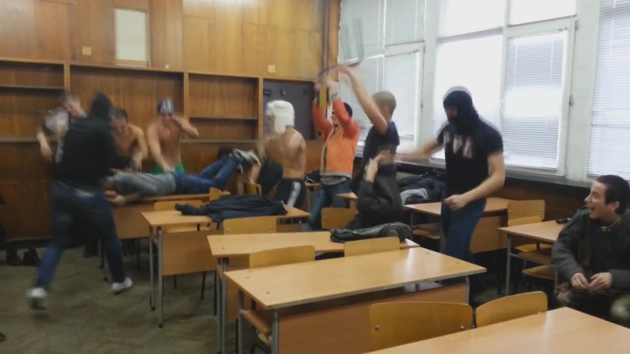 Българи избухват в час стил Harlem Shake