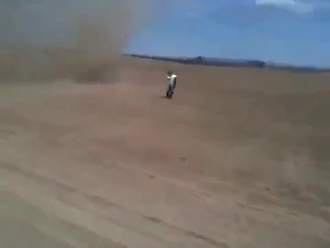 Лудак минава през вихрушка - Dust Devil